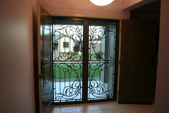 Driveway security gate